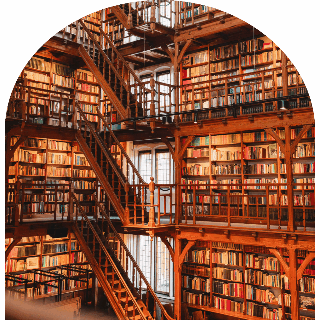 Monumentale bibliotheek van De Boekerij in Nijmegen met houten galerijen, hoge boekenkasten en sfeervolle vergaderruimte.