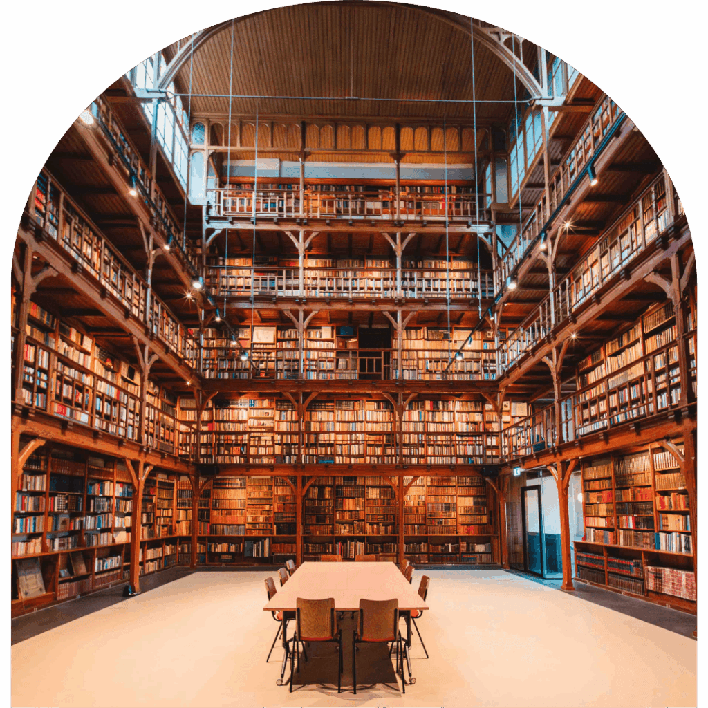 Vergaderruimte in monumentale bibliotheek van De Boekerij in Nijmegen met grote boekenkasten, houten galerijen en opstelling voor zakelijke bijeenkomst.